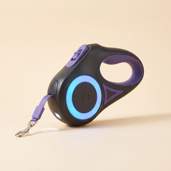 3M retractable dog leash with LED flashlight — studio photo